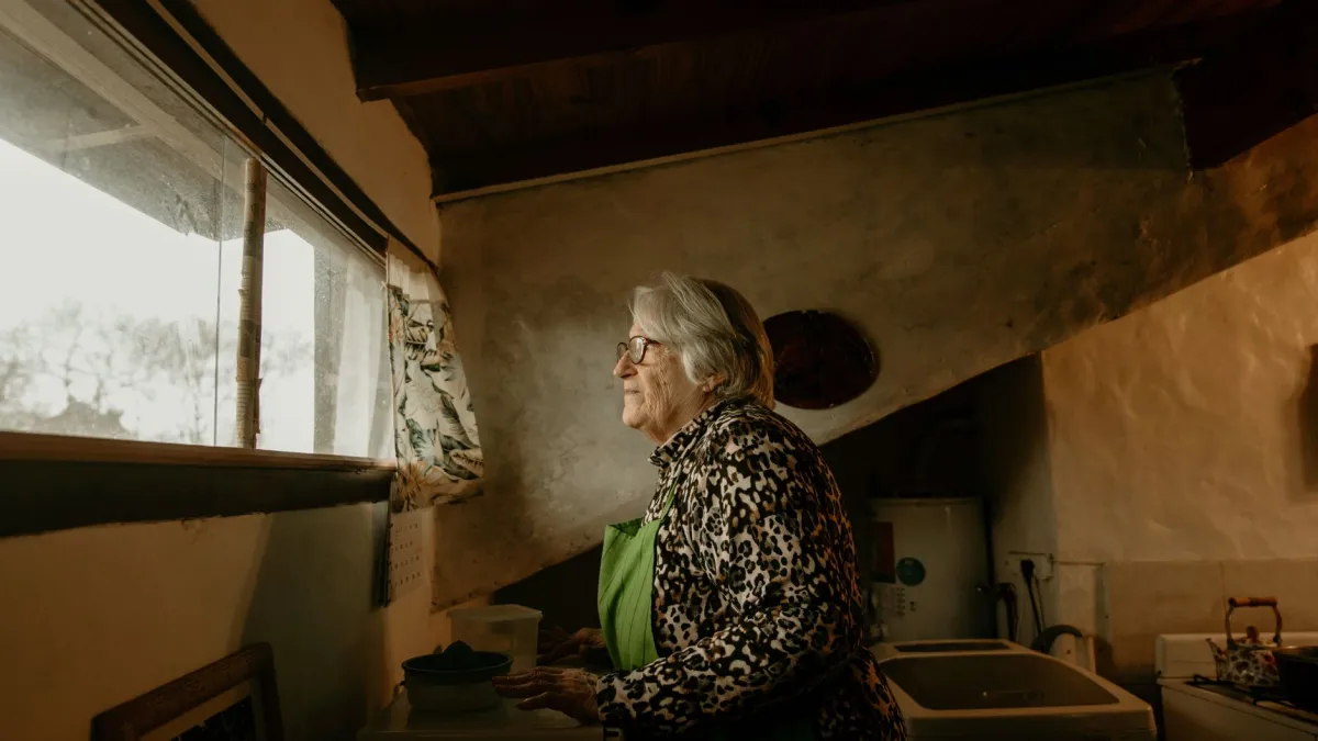 Abrindo as janelas da cozinha para ventilar o ambiente.
