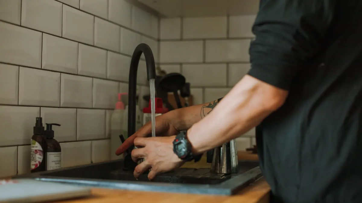 Aplicação de pasta de bicarbonato de sódio em azulejos da cozinha para remover gordura