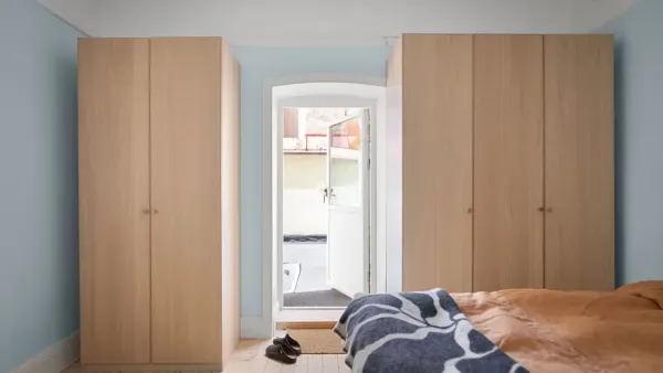 Armário aberto com luz natural entrando, sugerindo ventilação