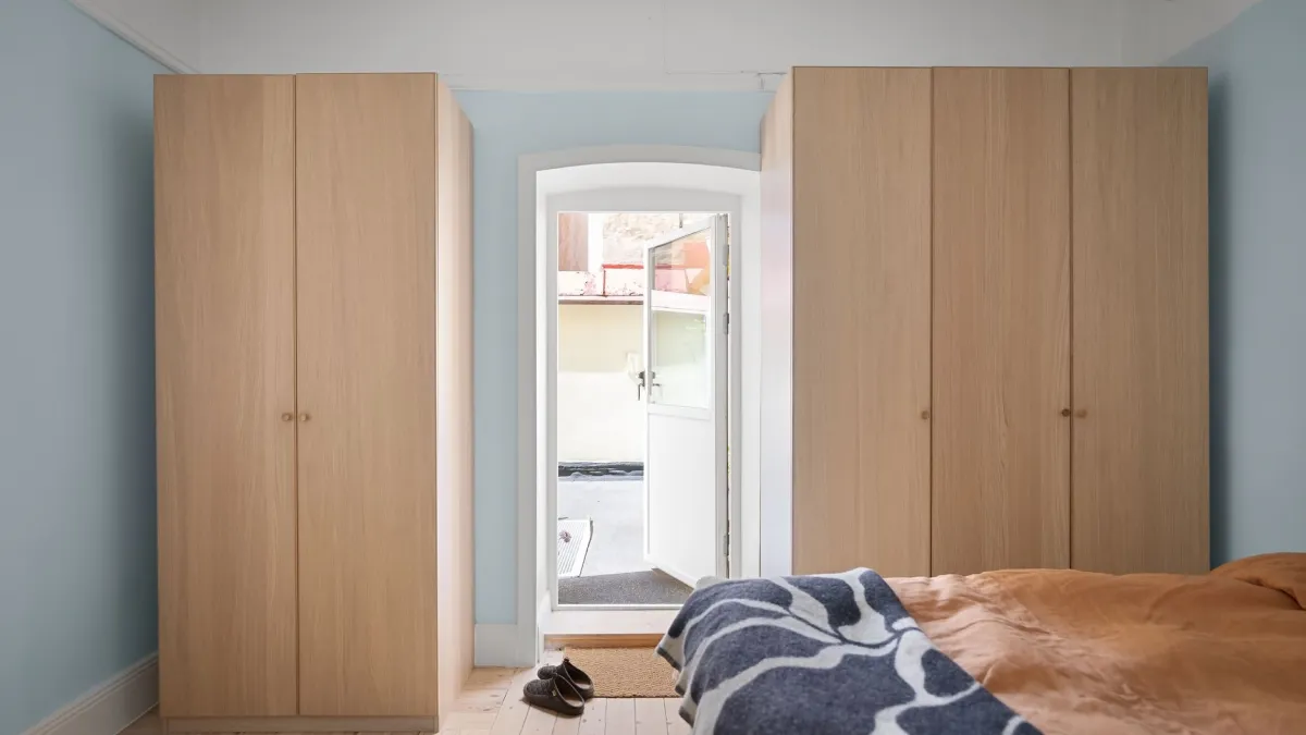 Armário aberto com luz natural entrando, sugerindo ventilação