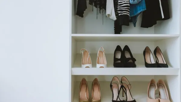 Armário organizado com sapatos bem dispostos, indicando ausência de mau cheiro