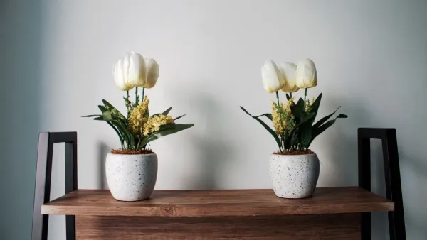 Arranjo de flores de longa duração em um vaso de cerâmica elegante sobre uma mesa de madeira