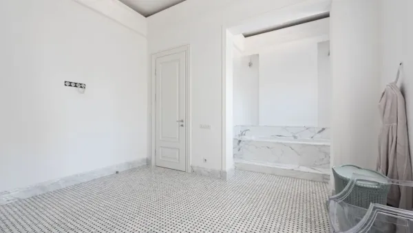 Banheiro com aspecto de mofo e umidade, sugerindo mau cheiro.