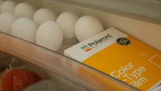 Caixa com ovos frescos dispostos de forma organizada dentro de uma geladeira