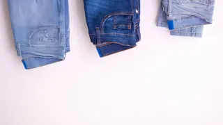 Calça jeans com manchas brancas de resíduo de sabão