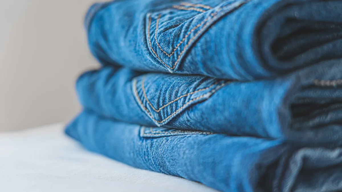 Calças jeans limpas e bem conservadas após lavagem correta