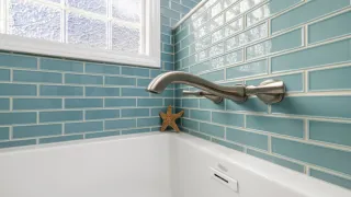 Close-up de rejunte de azulejo de banheiro com aspecto limpo e fresco após tratamento