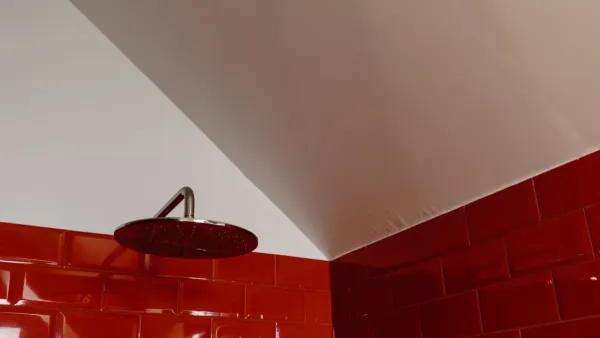 Close-up de teto de banheiro com manchas de mofo e umidade