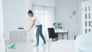 Close-up de um rodapé limpo e seco após a limpeza, com a parede ao fundo.