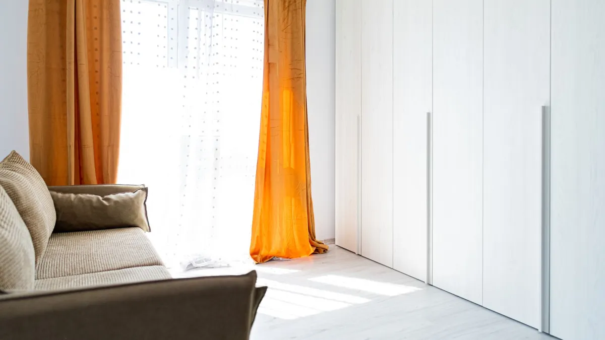 Cortinas brancas limpas e bem esticadas em ambiente iluminado