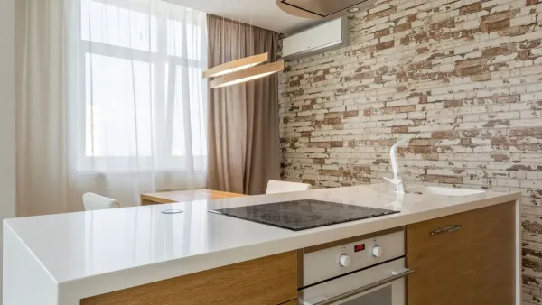 Cozinha com janelas abertas para ventilação após frituras.
