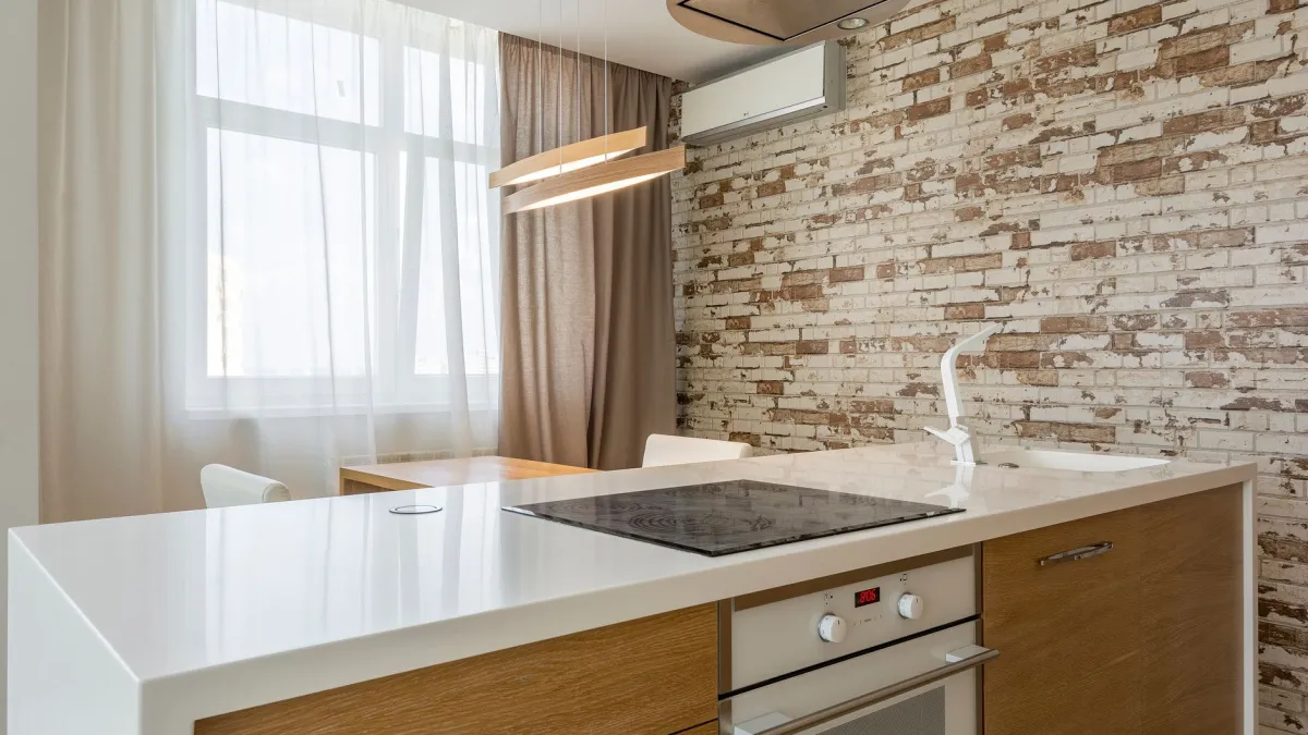 Cozinha com janelas abertas para ventilação após frituras.