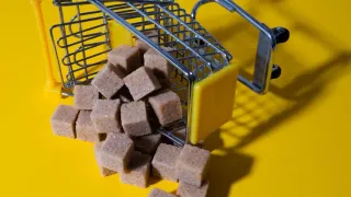 Cubos de açúcar expostos a uma onda de calor simulada, mostrando sinais de derretimento e aglutinação.