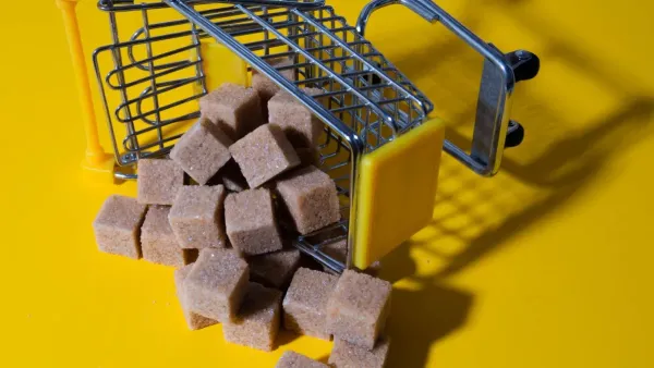 Cubos de açúcar expostos a uma onda de calor simulada, mostrando sinais de derretimento e aglutinação.