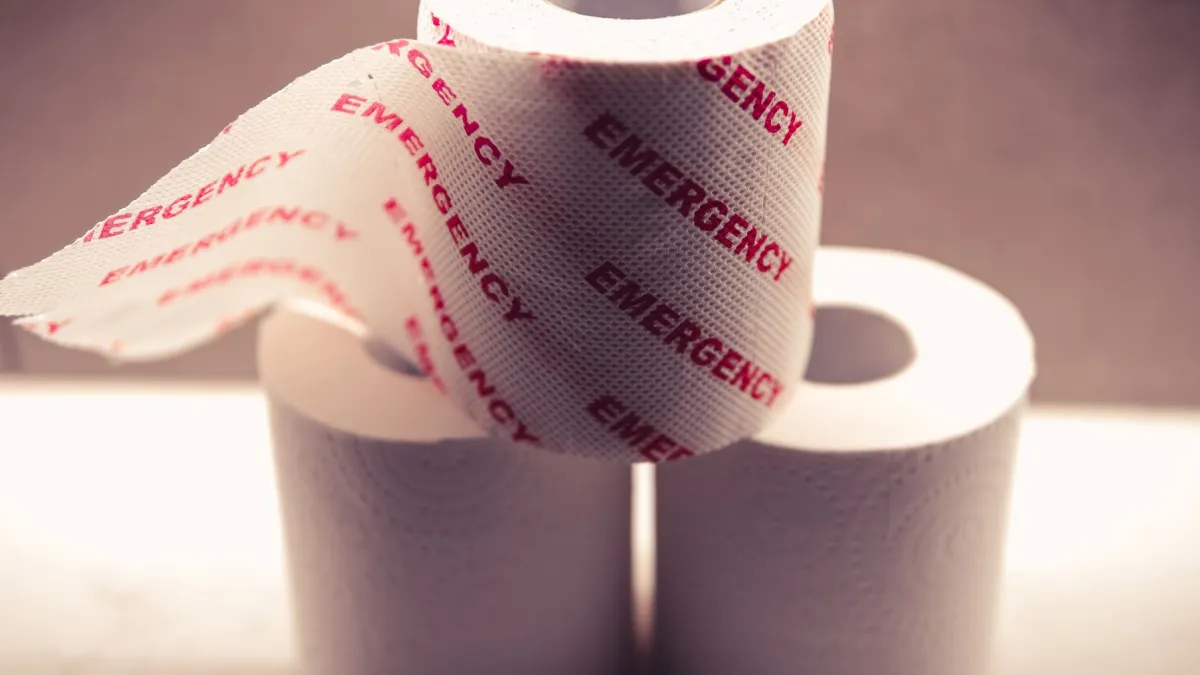 Detalhe de um rolo de papel higiênico com algumas gotas de óleo essencial aplicadas na parte interna.