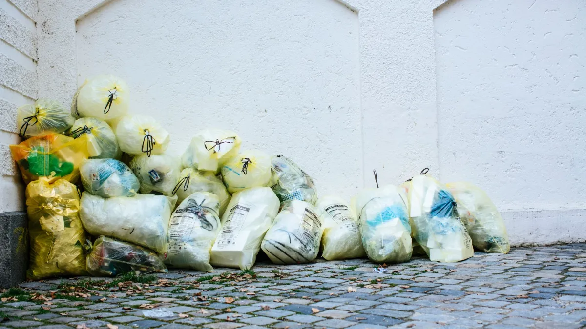 Diferentes tamanhos de sacos de lixo plásticos organizados.