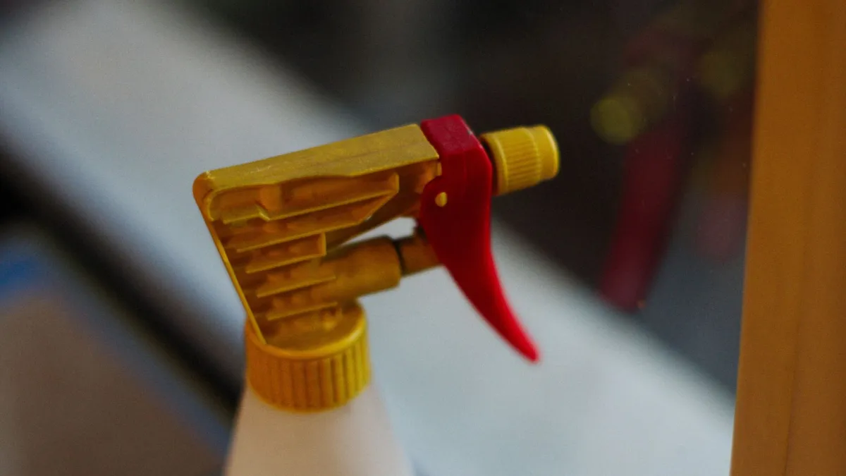 Garrafa de spray com vinagre branco, um ingrediente comum de limpeza doméstica.