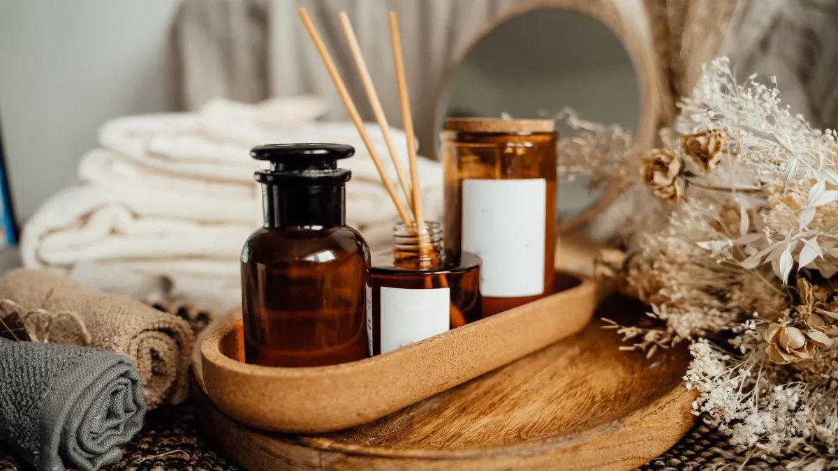 Gaveta de madeira com um pequeno difusor de óleos essenciais e flores secas para um aroma suave.