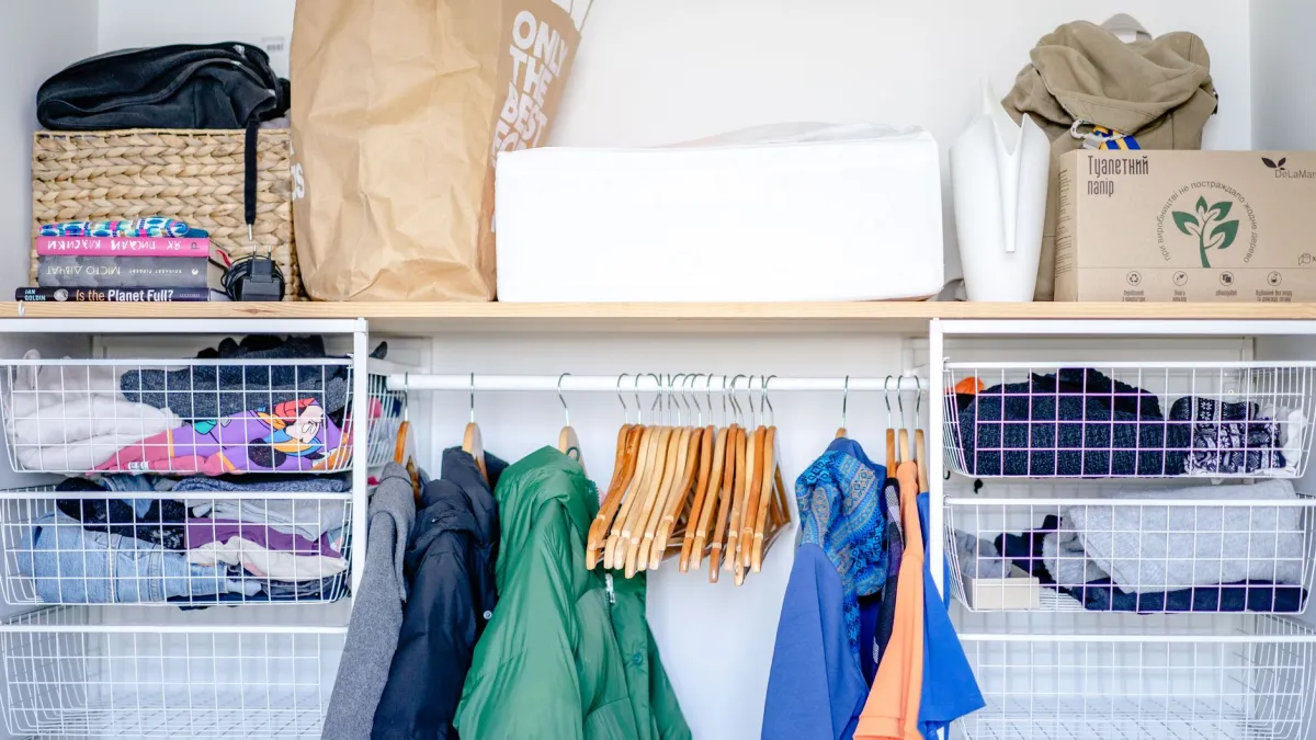 Gavetas de armário abertas com roupas dobradas de forma organizada