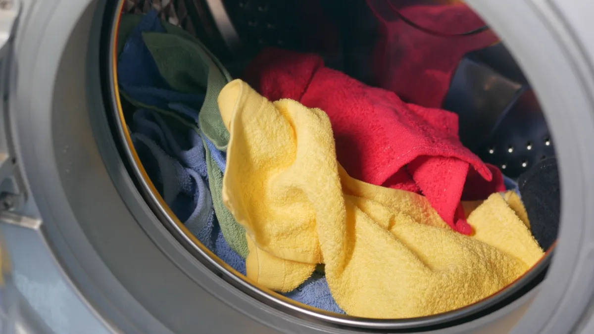 Lavagem de calça jeans em máquina de lavar com água fria