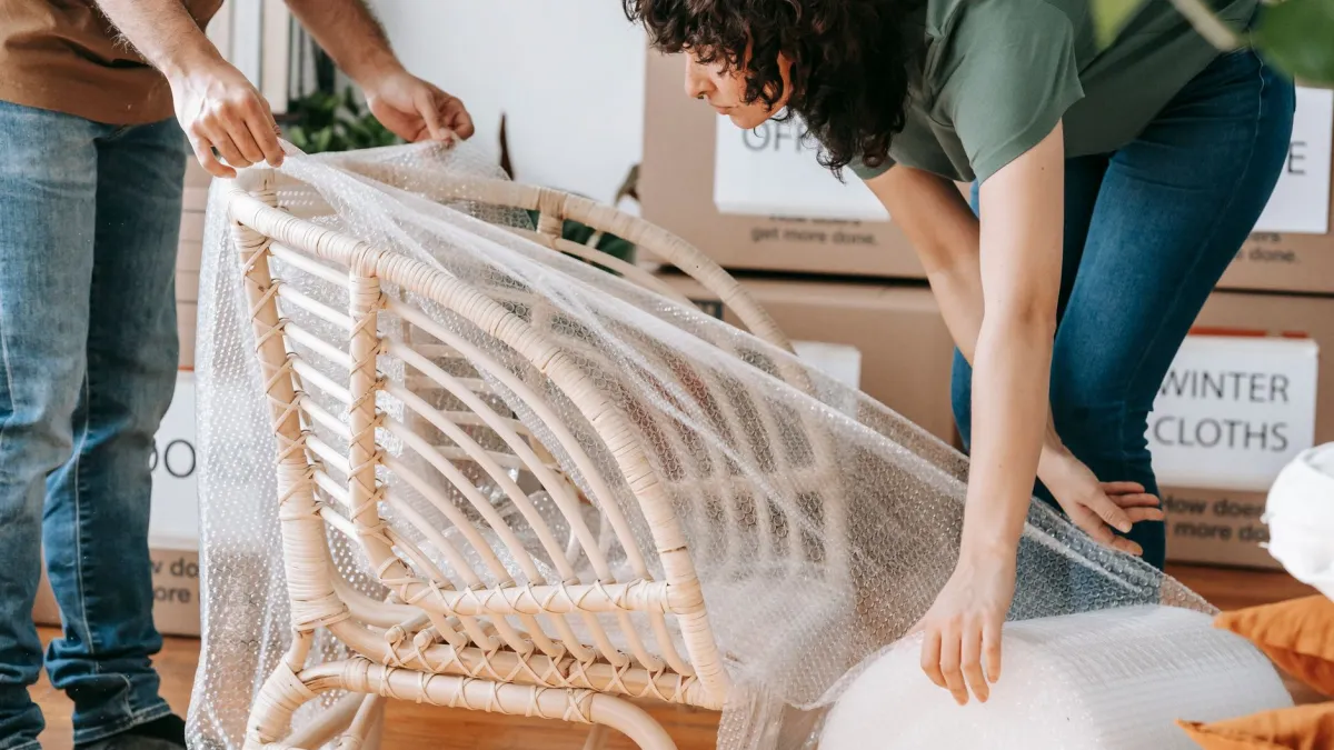 Materiais de embalagem como caixas de papelão e plástico bolha para proteger objetos