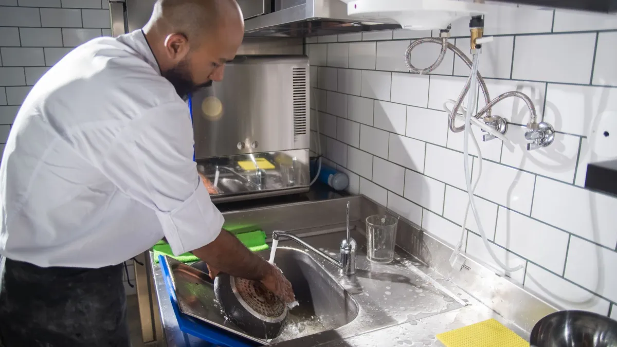 Panela de inox limpa e brilhante após o processo.