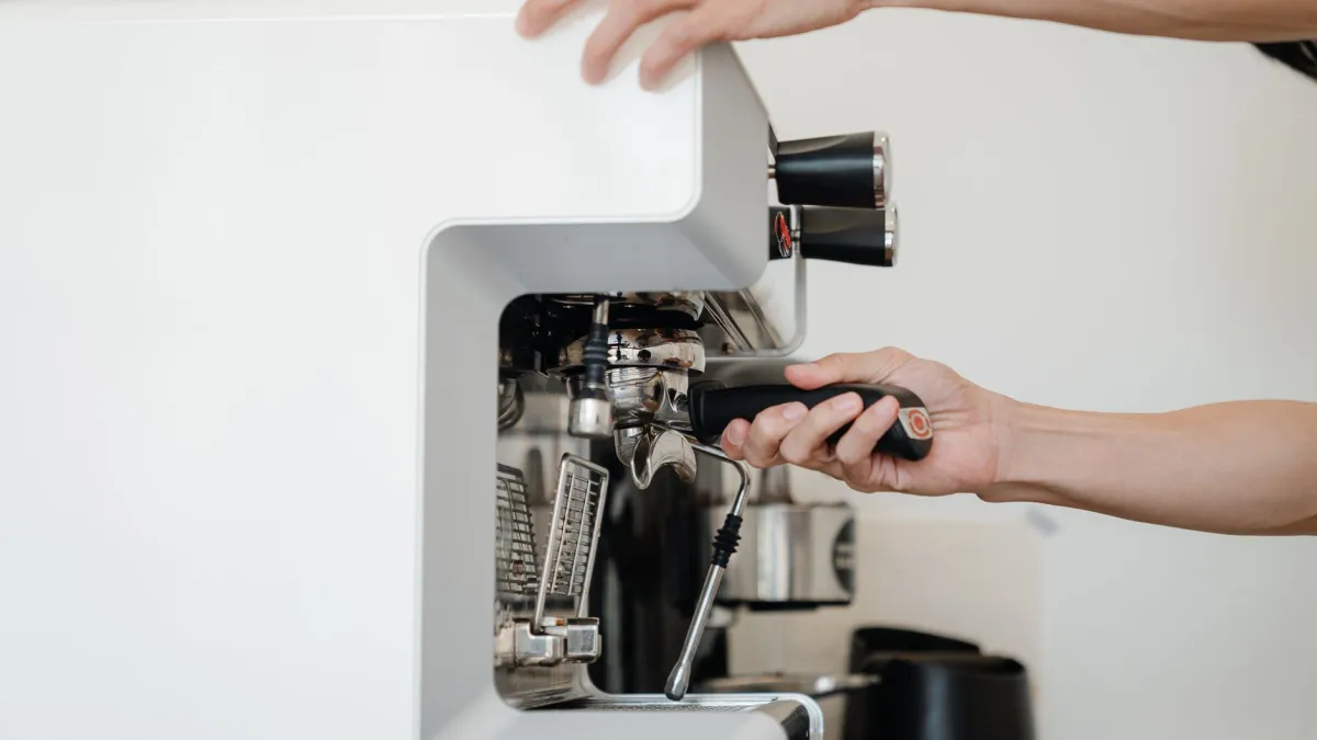 Partes de uma cafeteira limpas e secas prontas para serem montadas