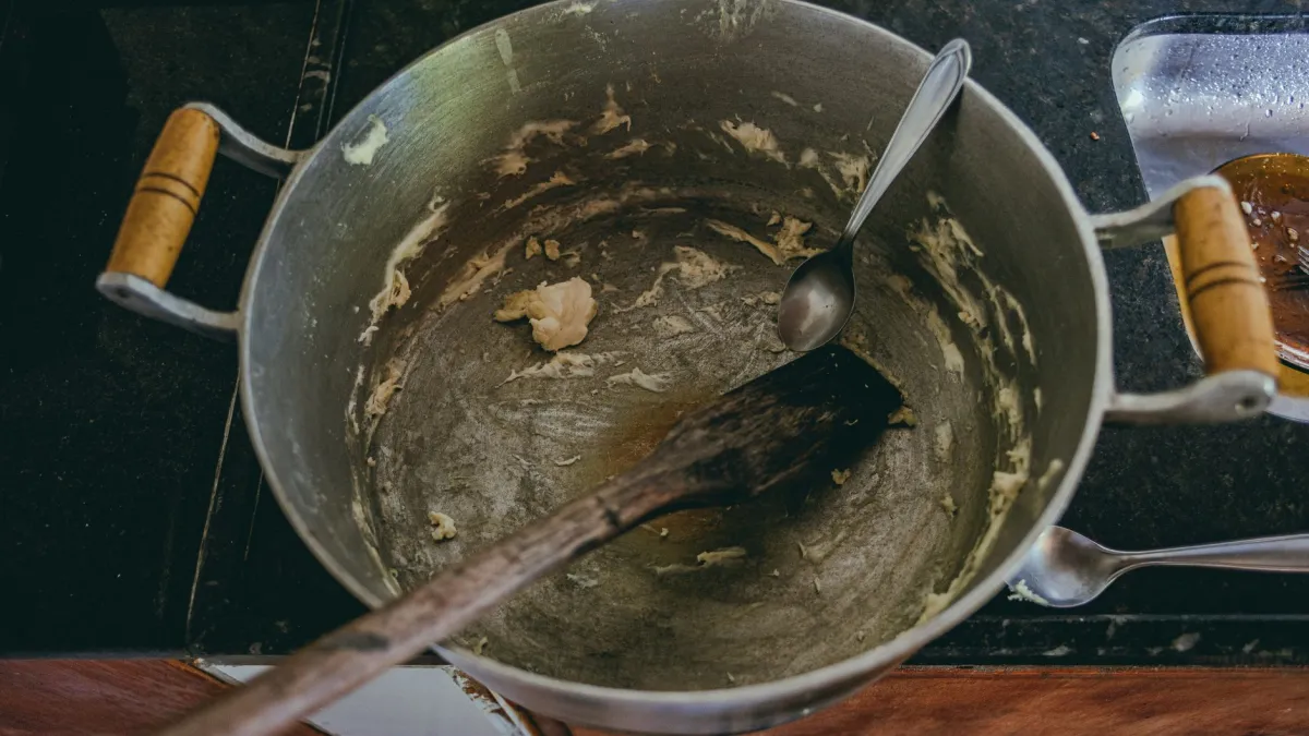 Pasta de bicarbonato de sódio e água para limpeza de utensílios domésticos