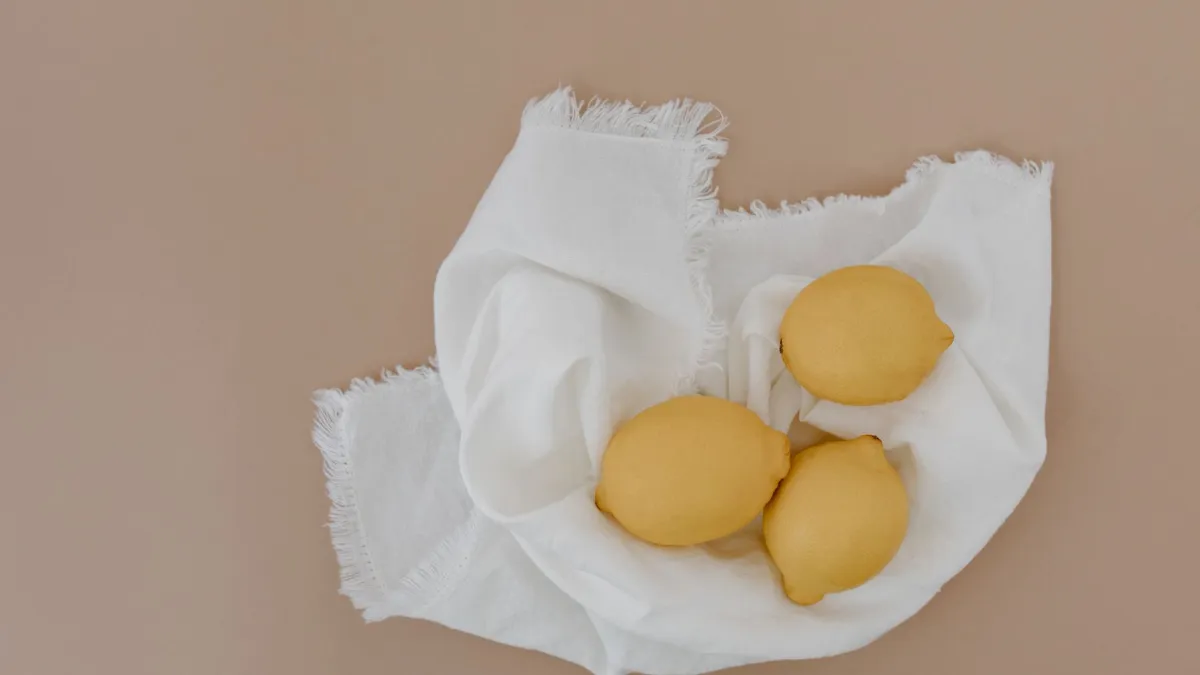 Pasta de bicarbonato de sódio e vinagre preparada para limpeza em um pano