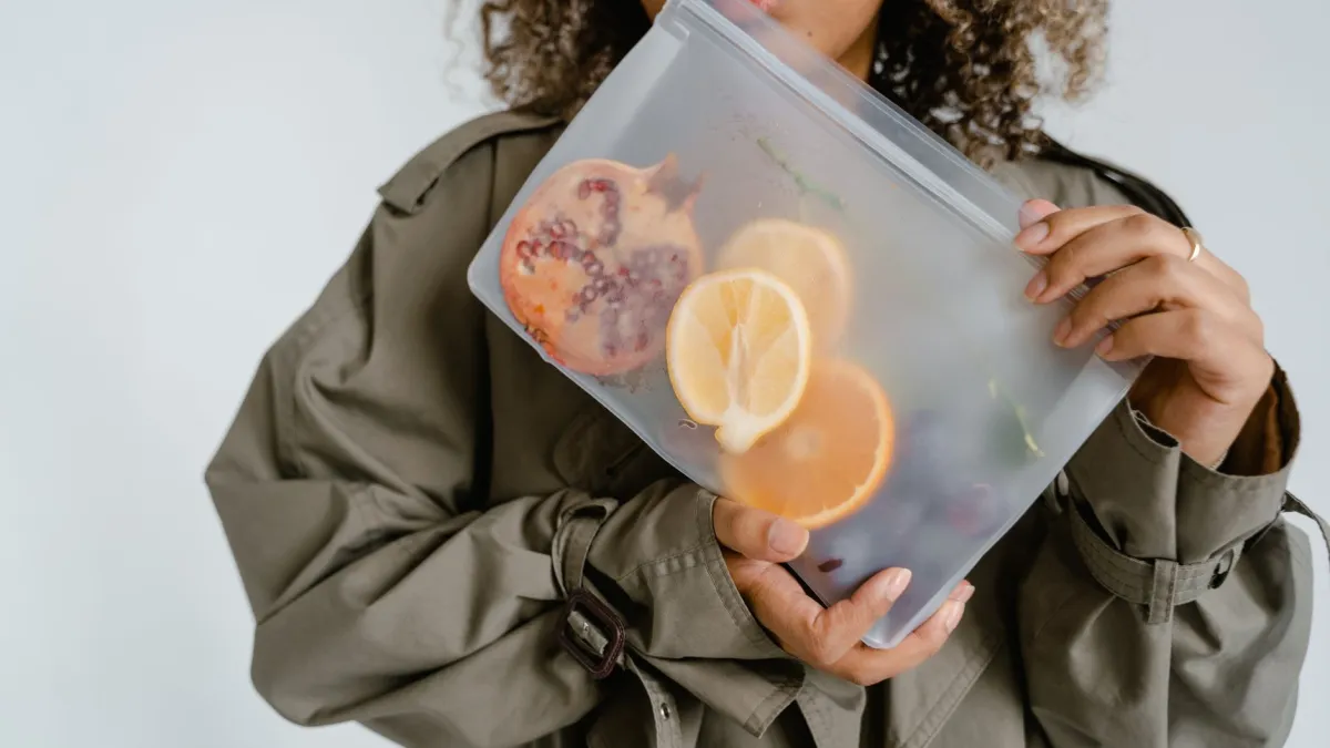 Pedaços de frutas congeladas em um saco ziplock dentro de um freezer