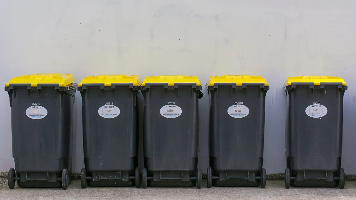 Potes plásticos limpos e secos empilhados com tampas separadas para ventilação