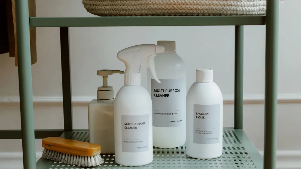 Produtos de limpeza naturais como bicarbonato de sódio e limão para remover manchas