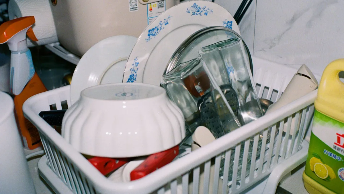 Recipientes com vinagre branco e bicarbonato de sódio ao lado de um vaso sanitário.