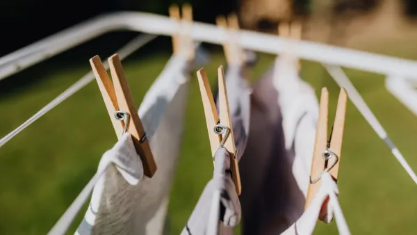 Roupas coloridas secando em um varal ao sol.