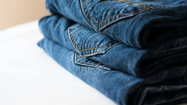 Roupas empilhadas com pelos de animal grudados, mostrando o problema que o artigo resolve.