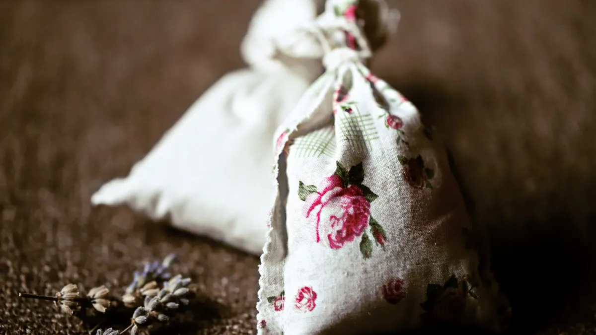Sachês de lavanda e blocos de cedro em uma gaveta de roupas