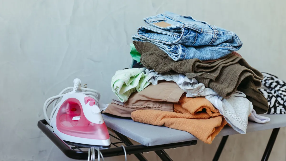 Tábua de passar roupa limpa e seca, posicionada em um local com boa circulação de ar.