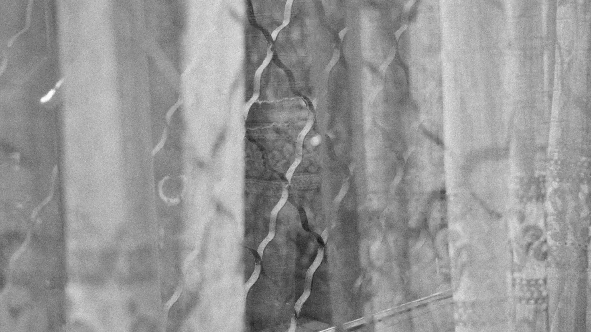 Textura detalhada de tecido de cortina mostrando as fibras