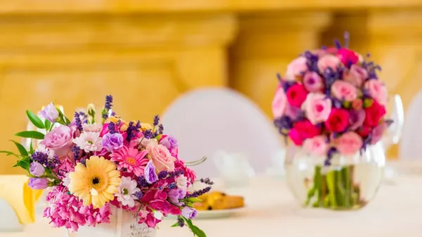 Um arranjo de flores vibrantes em um vaso sobre uma mesa, destacando sua beleza e frescor.