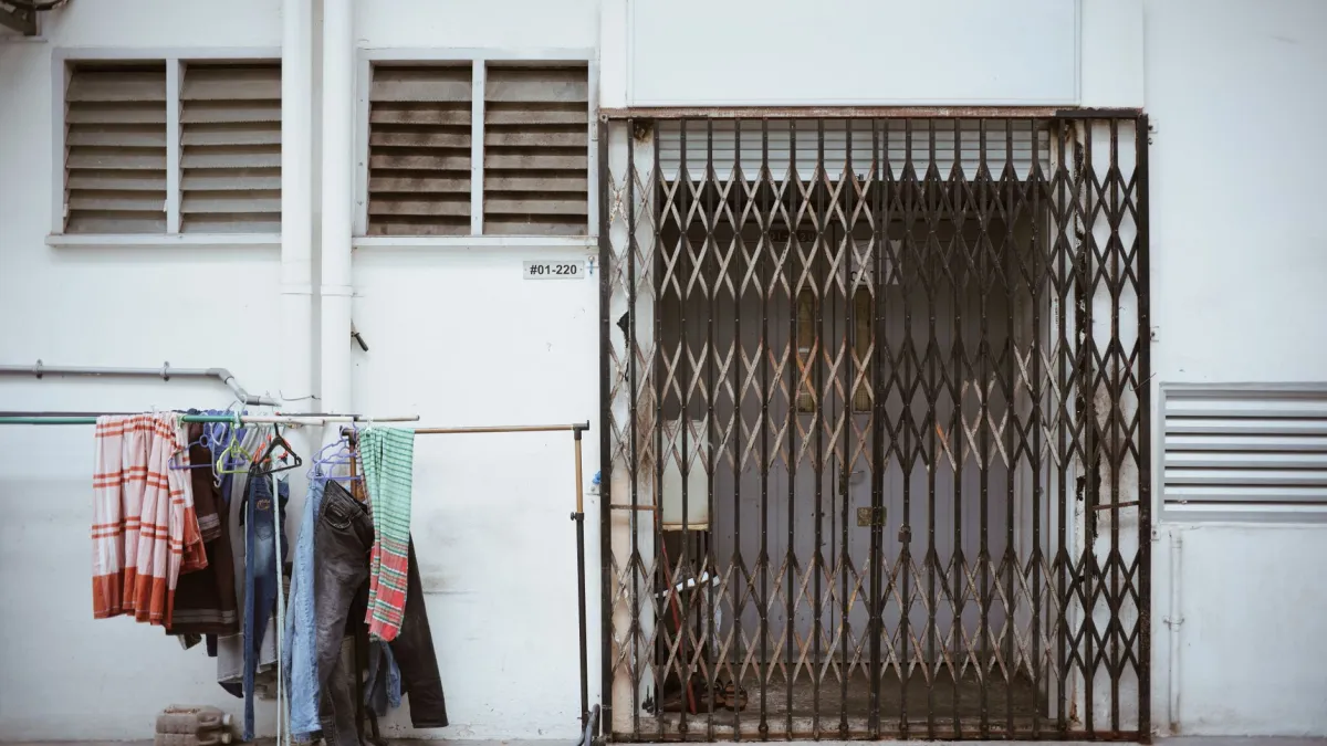 Varal de roupas em um cômodo bem ventilado em um dia úmido