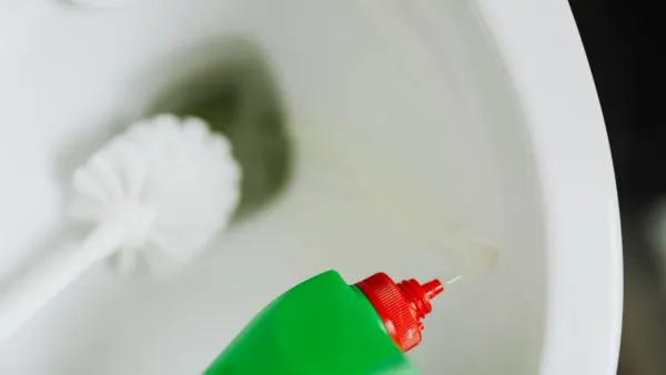 Vaso sanitário limpo e brilhante, com foco na borda interna sem resíduos.