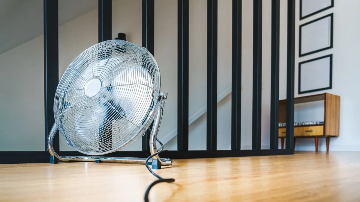 Ventilador direcionado para um sofá para acelerar a secagem